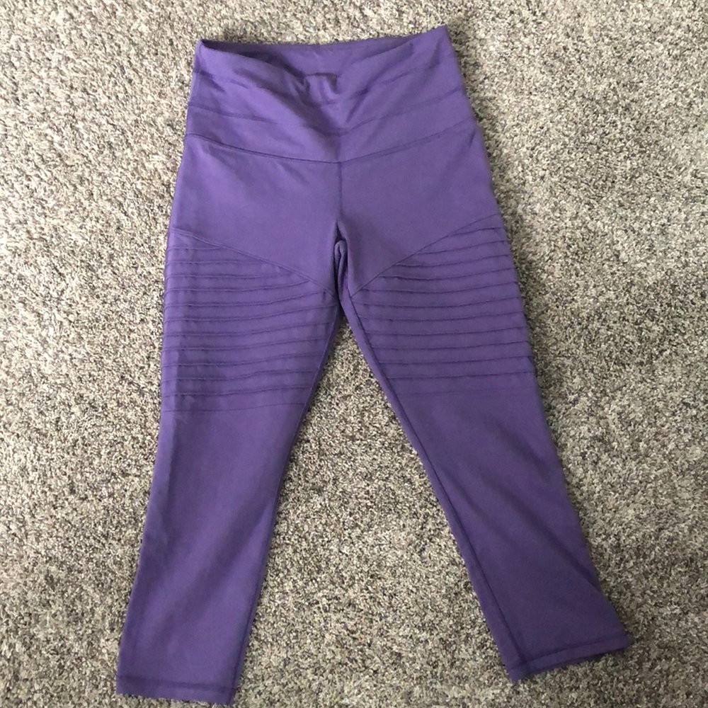 Lucy Motto Capri Leggings